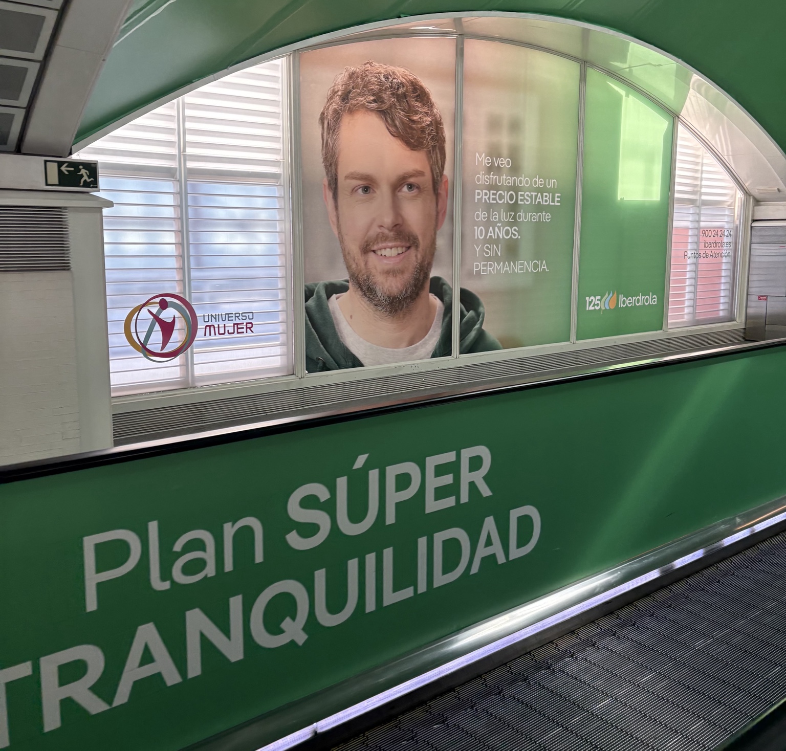 Campaña de Iberdrola en una estación con la identidad de Universo Mujer integrada en el soporte publicitario